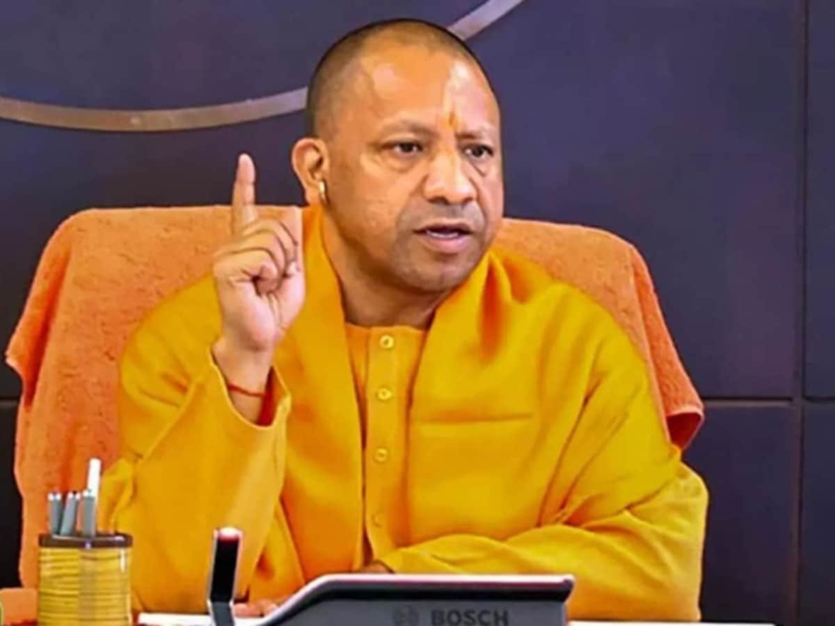 एरियल सर्वे कर सीएम योगी ने महाकुम्भ में श्रद्धालुओं के सुगम आवागमन का लिया जायजा