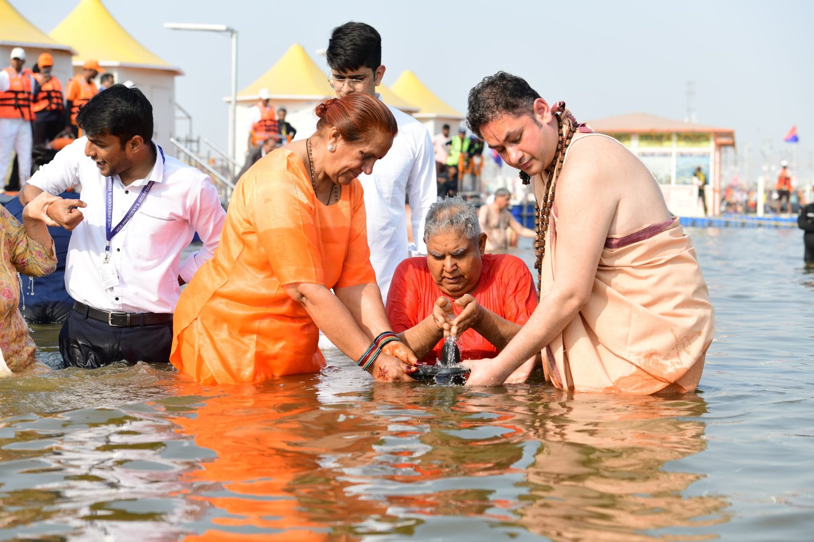 उपराष्ट्रपति ने त्रिवेणी संगम में लगाई पावन डुबकी, कहाः धन्य हुआ जीवन