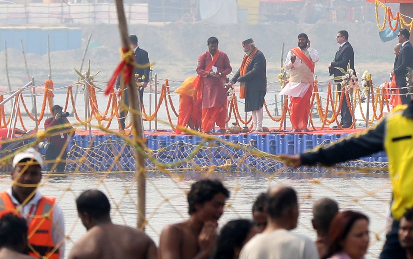 आस्था की डुबकी लगाकर पीएम मोदी ने दिया एकता का संदेश