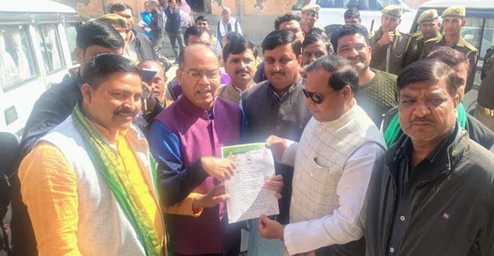 आगरा में कोल्ड स्टोरेज मालिकों ने प्रति बोरी रेट बढ़ाए. किसान परेशान…कलक्ट्रेट में दिया ज्ञापन
