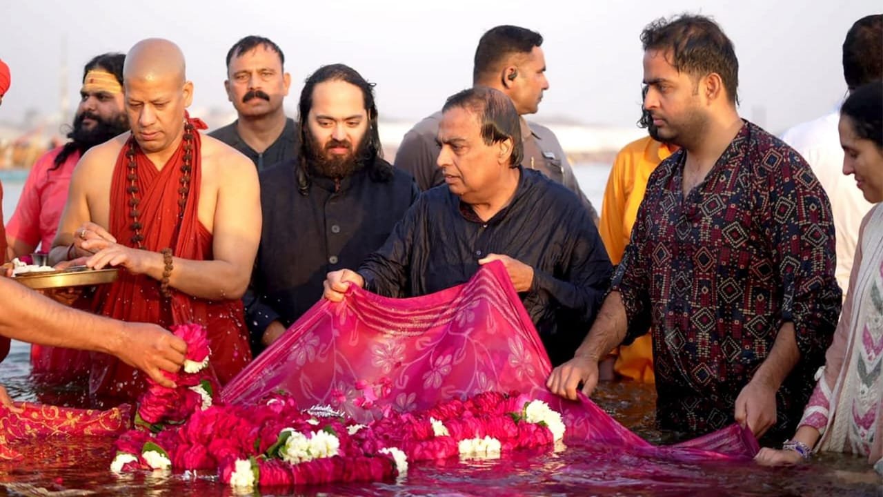 महाकुम्भ में अंबानी परिवार ने भी लगाई आस्था की डुबकी