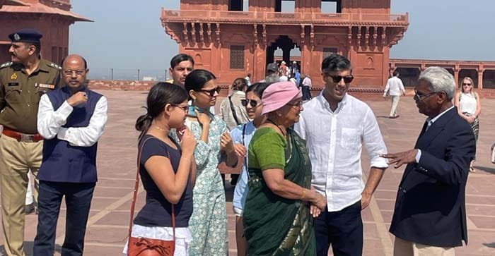 फतेहपुर सीकरी देखने पहुंचे पूर्व ब्रिटिश पीएम ऋषि सुनक..पत्नी, बेटियां और सास सुधा मूर्ति भी रहीं मौजूद…