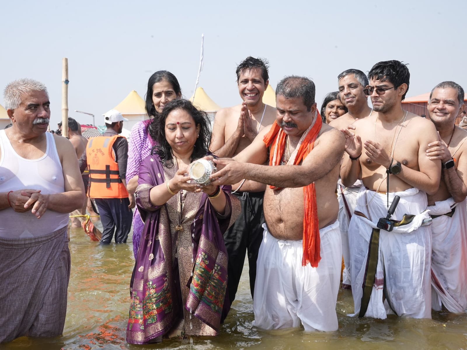 केंद्रीय मंत्री नितिन गडकरी ने सपरिवार किया त्रिवेणी संगम स्नान, महाकुंभ को बताया सनातन संस्कृति की जीवंत अभिव्यक्ति