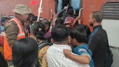 नई दिल्ली रेलवे स्टेशन पर मची भगदड़ के बाद अयोध्या धाम और कैंट स्टेशन की बढ़ाई गई सुरक्षा