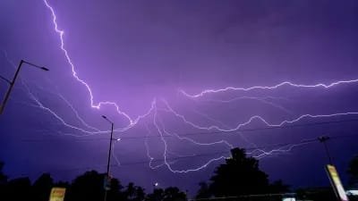 यूपी में वज्रपात और आंधी-तूफान ने मचाया हाहाकार, 22 लोगों की मौत,देखें जिलेवार लिस्ट