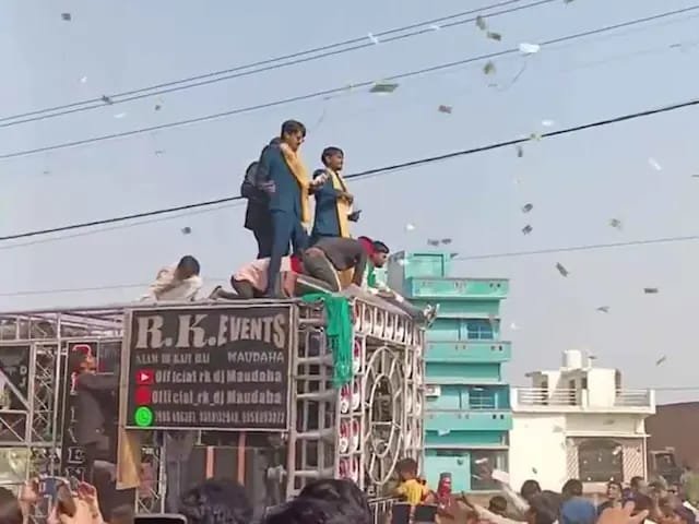 दरोगा है या धनकुबेर,बारात में हुई नोटों की बारिश,लूटने की मच गई होड़,वीडियो वायरल,अधिकारी खामोश