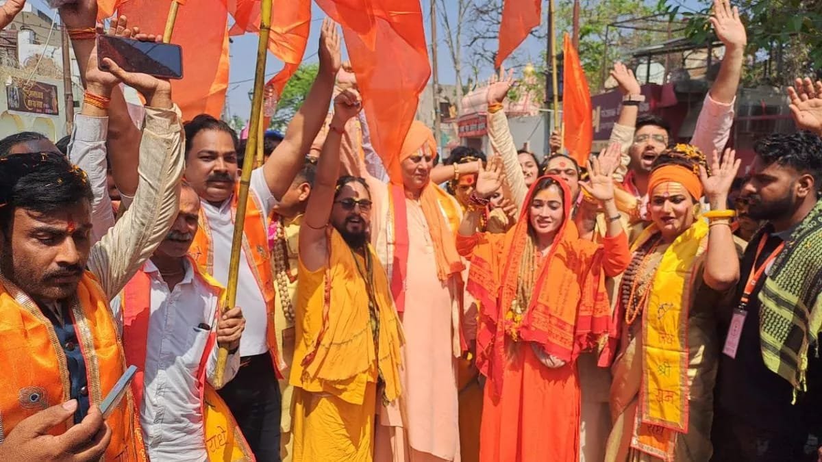 हर्षा रिछारिया की सनातन युवा जोड़ो पदयात्रा शुरू,वृंदावन में संत समाज ने दिया आशीर्वाद