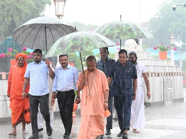 सीएम योगी का कम नहीं हुआ जज्बा,कड़कती बिजली,तेज बारिश,छाता लगाकर निकले सीएम योगी, 300 लोगों का बांटा गम